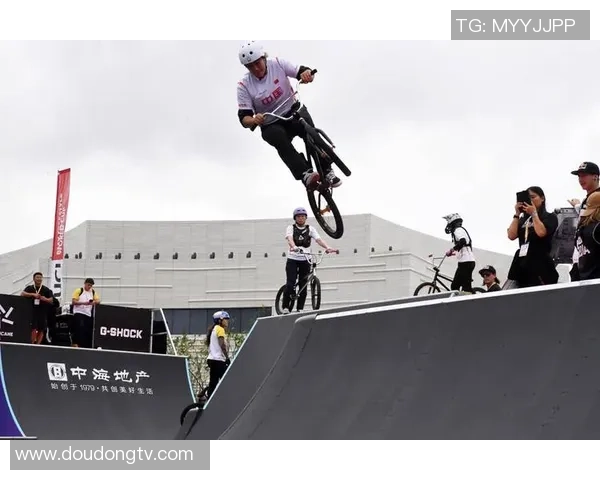 武汉极限运动队在世界滑板锦标赛中的灵活性表现引发热议与关注